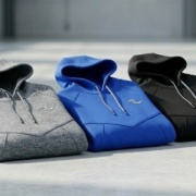 Sudadera Ligera con Capucha "Vortex Shield". Tu capa esencial para los calentamientos fríos o el enfriamiento post-entrenamiento.