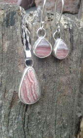 CONJUNTO DE PLATA 925 Y PIEDRA NATURAL RODOCROSITA.