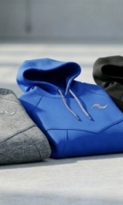 Sudadera Ligera con Capucha "Vortex Shield". Tu capa esencial para los calentamientos fríos o el enfriamiento post-entrenamiento.