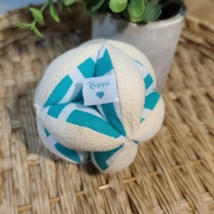 Pelota Montessori mini ( Medidas:  diámetro 9,5 cm).