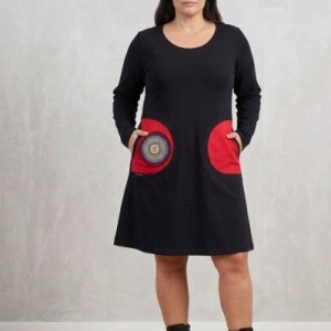 Vestido de Manga Negro Larga con Bolsillos y Detalle Decorativo en rojo