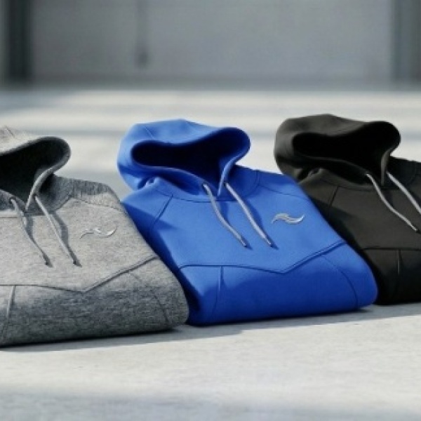 Sudadera Ligera con Capucha "Vortex Shield". Tu capa esencial para los calentamientos fríos o el enfriamiento post-entrenamiento.